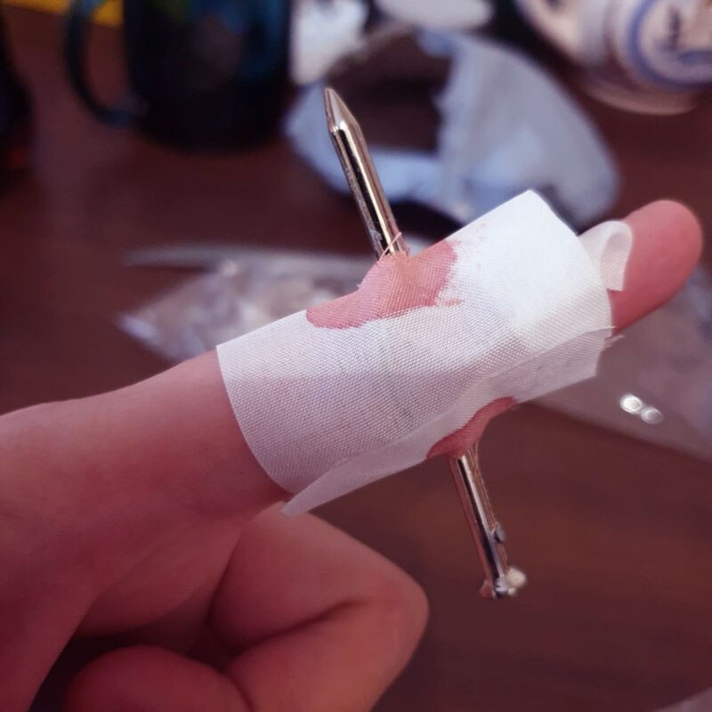 Fake-Nail-Through-Finger-Prank-Toy-para-Crian-as-Novidade-Magic-Friend-Halloween-Assalto-Trick-Joke-2